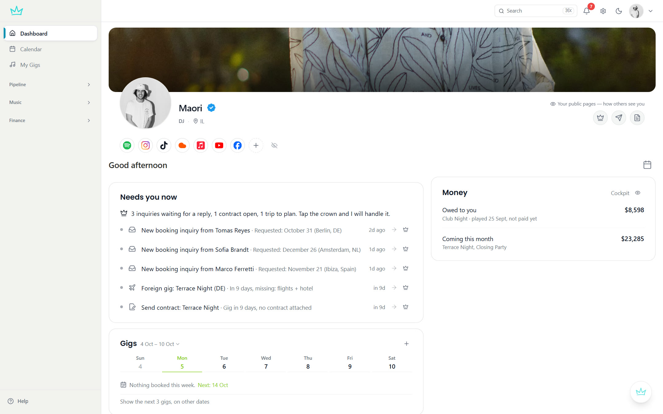 The Queen on a computer: Maori's dashboard with the requests waiting and the money owed and coming this month